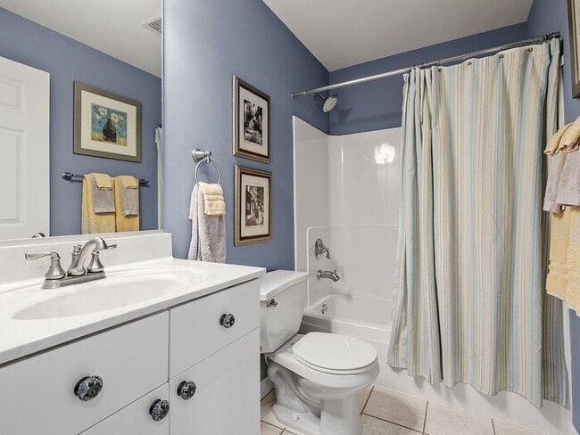 Building Photo - Bright & Spacious 2BR/2BA Condo with Covered Parking Near Train Station