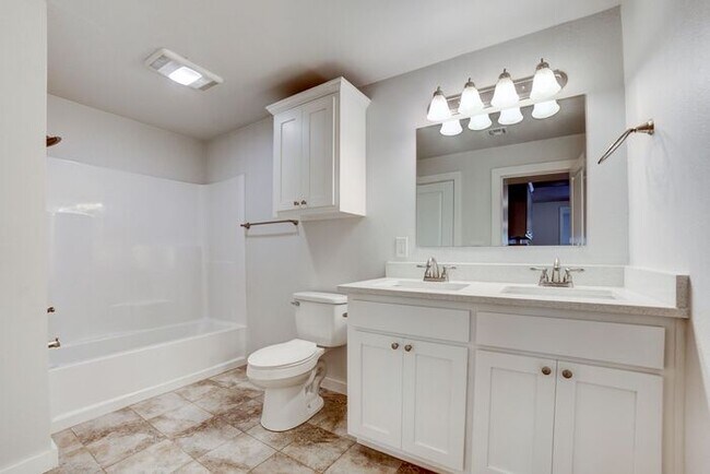 Building Photo - 3/2 Historical Home On Beautiful Main Stre...