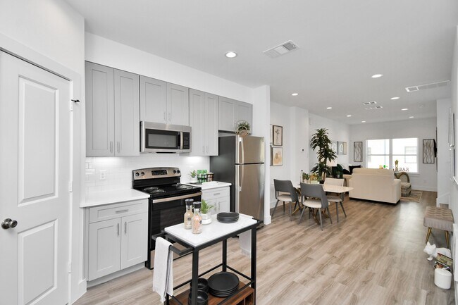 Building Photo - 2003 Laverne Holw Ln