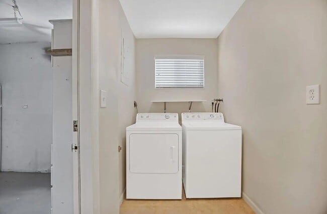 Building Photo - 830 SW 18th St