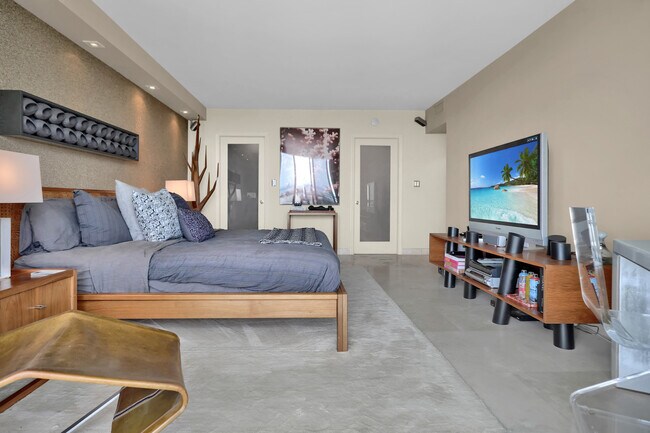 Building Photo - 5600 Collins Ave