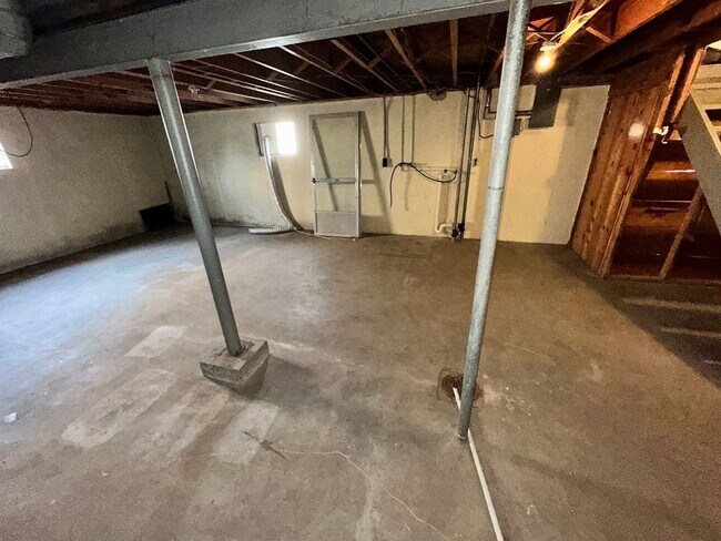 Building Photo - RED125/127