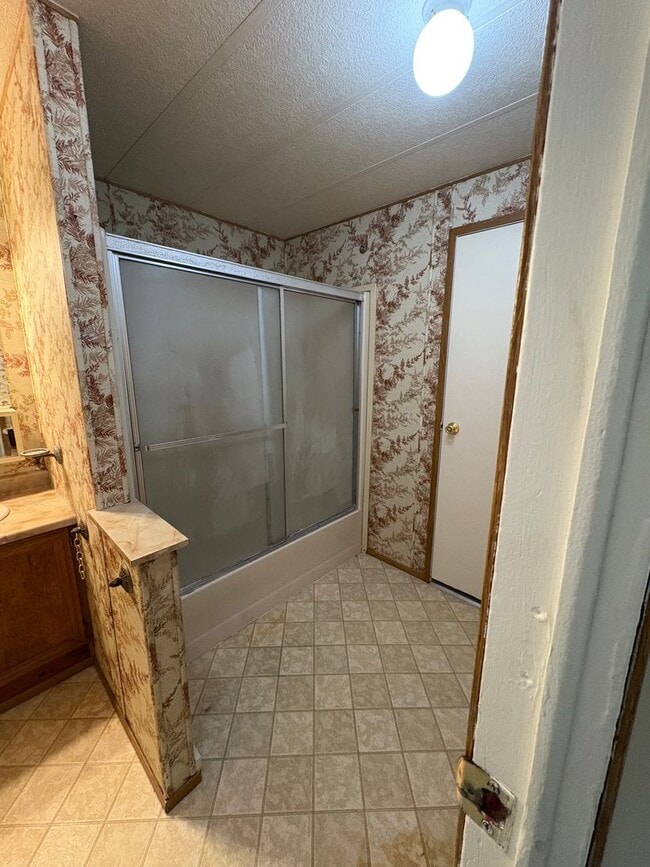 Building Photo - Country Living!