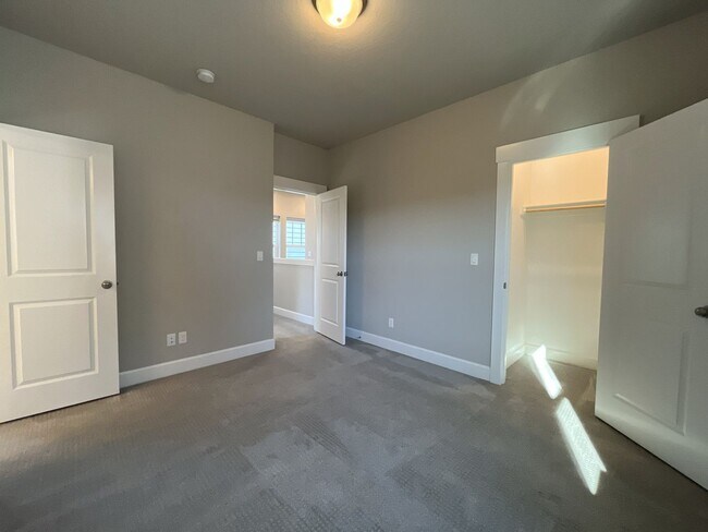 Building Photo - 3-Bedroom Home in Reed’s Crossing with Luxurious Primary Suite & Open Floor Plan, Fireplace, Wash...