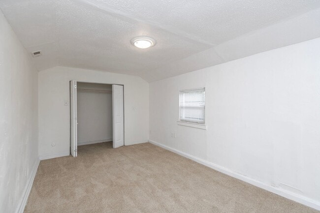 Building Photo - Amazing 3 Bedroom 1 Bathroom Home