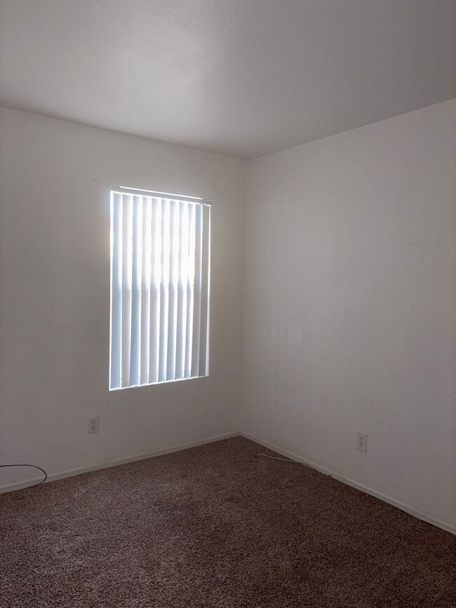 Building Photo - Charming 3/2 SFR Home