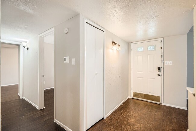 Building Photo - 8314 Kensington Dr