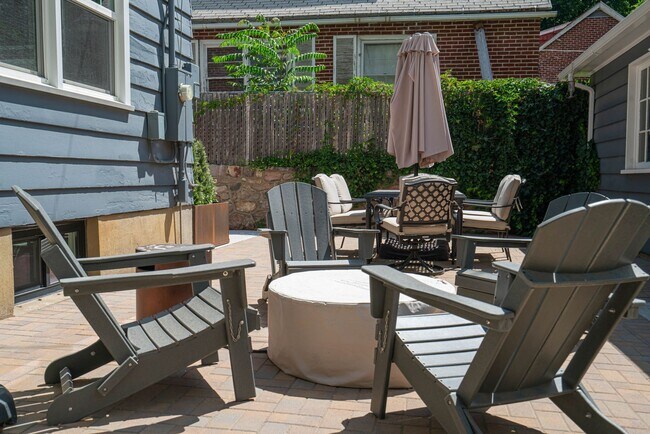 Building Photo - $500 OFF Deposit - Charming 4 Bed, 2/5 Bat...
