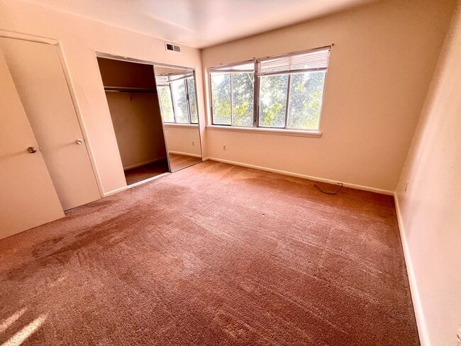 Building Photo - Fox Chapel  - 2 Bedroom 1.5 Bathroom - Townhome