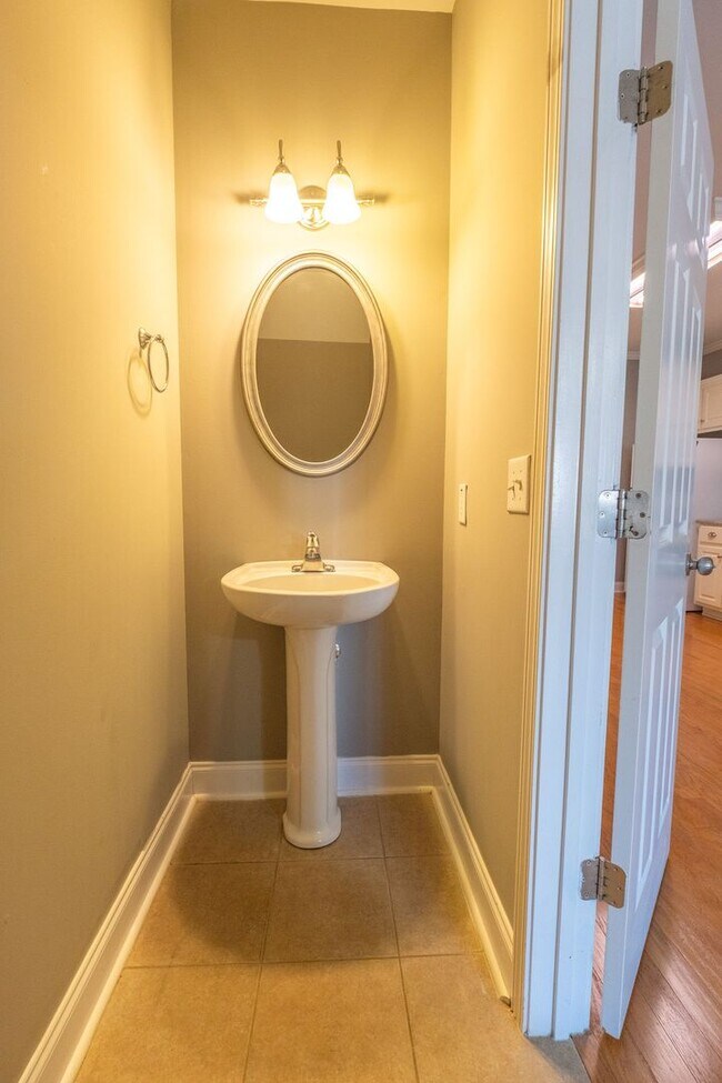 Building Photo - Available Now: 2 Bedroom, 2.5 Bath Condo in East Athens