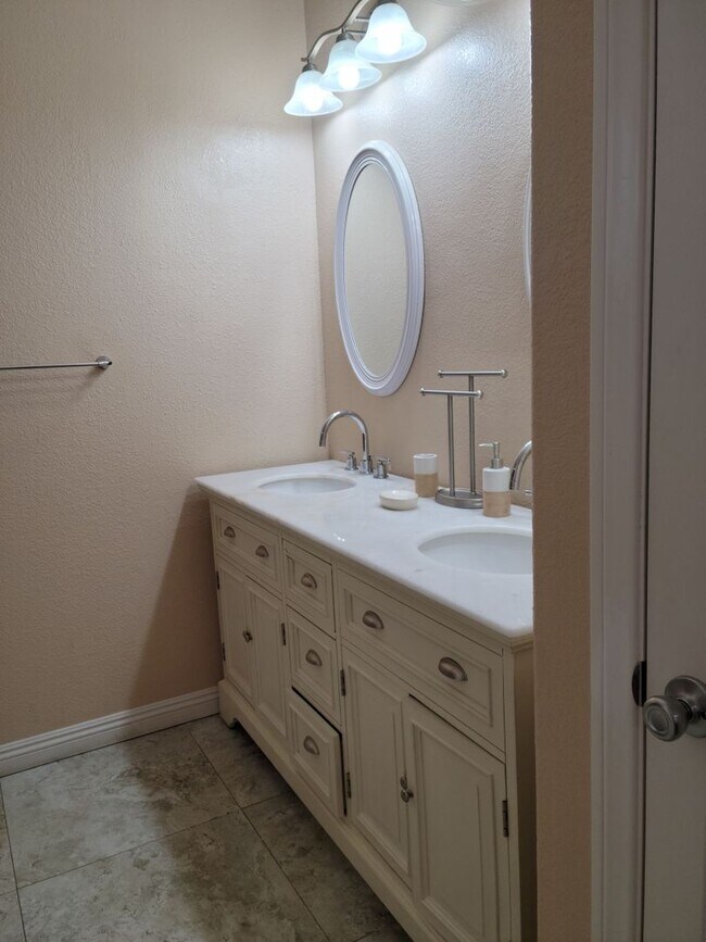 Building Photo - Downtown Summerlin Beauty