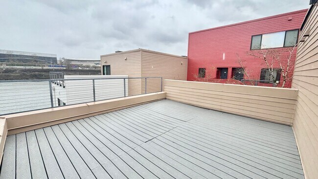 Building Photo - Spacious 2BR/2BA Condo – 1,086 SF + Parking + River Views | NW Portland