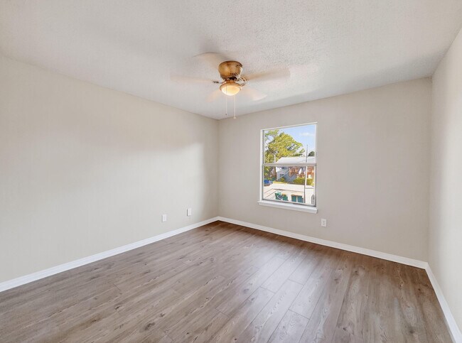 Building Photo - 512 Landview Dr