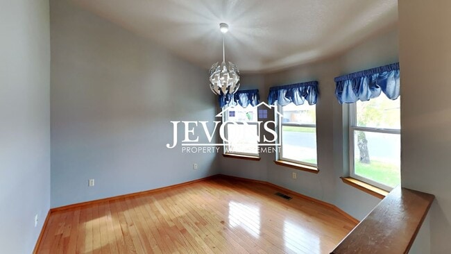 Building Photo - $500 Off First Month! Enjoy this 3-bedroom home featuring a fully equipped kitchen, a two-car att...