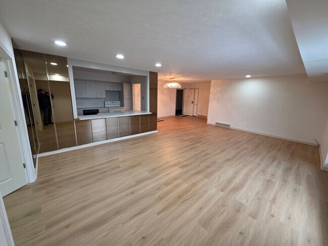 Building Photo - 612 Acacia Cir