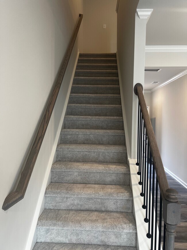 Building Photo - 5871 Woodlawn Dr