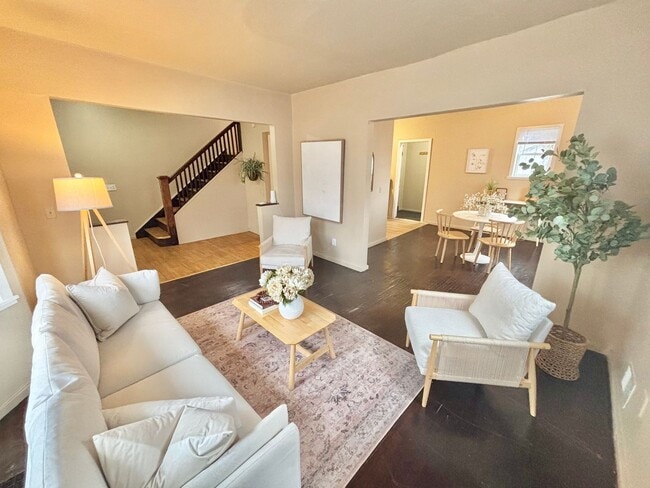 Building Photo - Spacious 3bd House | Driveway | Enclosed Porch