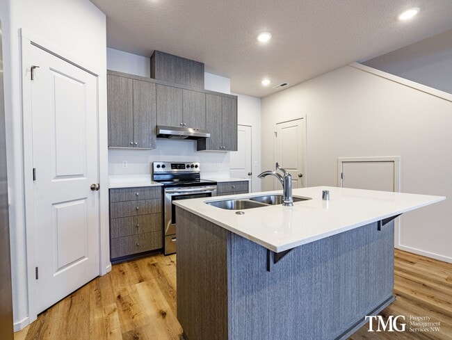 Building Photo - Centrally Located Townhome with Attached G...