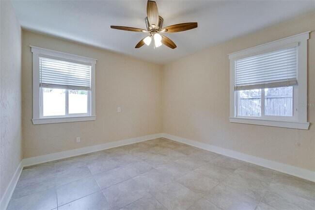 Building Photo - 553 72nd Ave