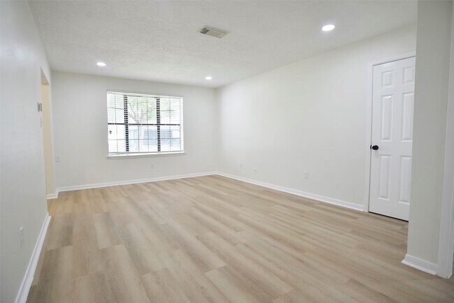 Building Photo - 536 Castlelake Dr