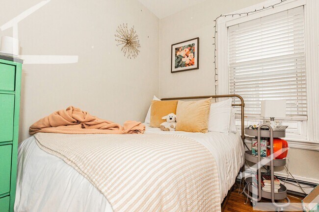 Building Photo - Charming 4 Bedroom-No Broker Fee