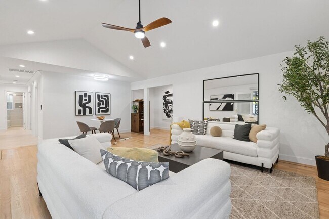 Building Photo - 243 Selby Ln