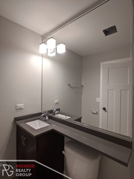 Building Photo - 542 W Surf St