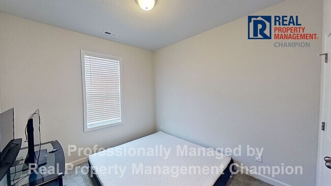 Building Photo - Fabulous Townhome with Open Floorplan