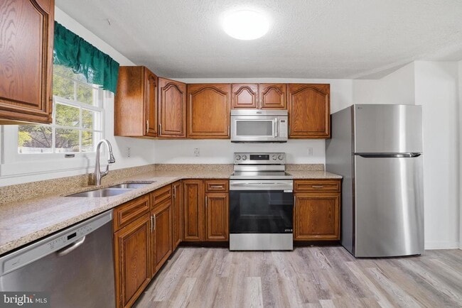 Building Photo - 26 Dover Ln