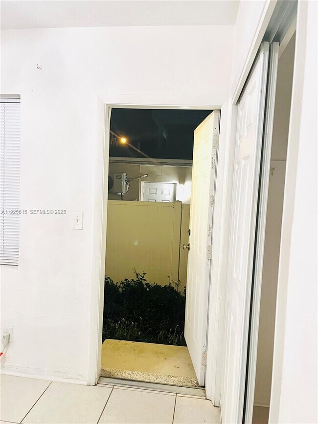 Building Photo - 1800 Miami Rd