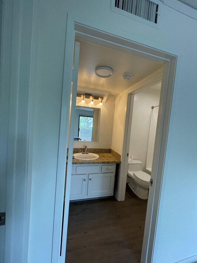 downstairs bathroom - 10330 Riverside Dr