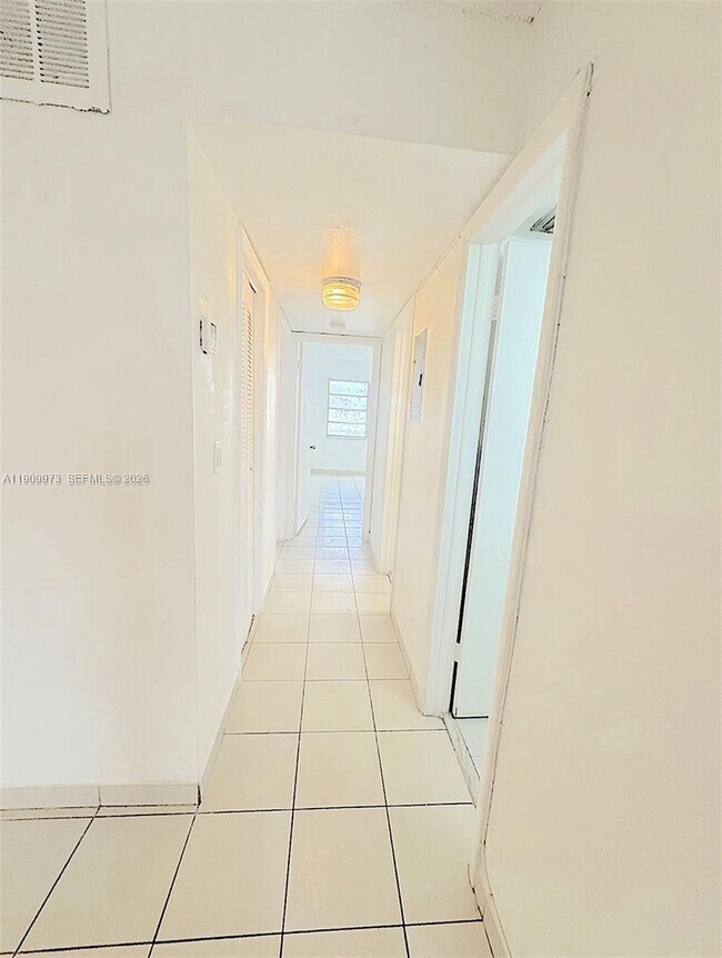 Building Photo - 20120 NE 2nd Ave