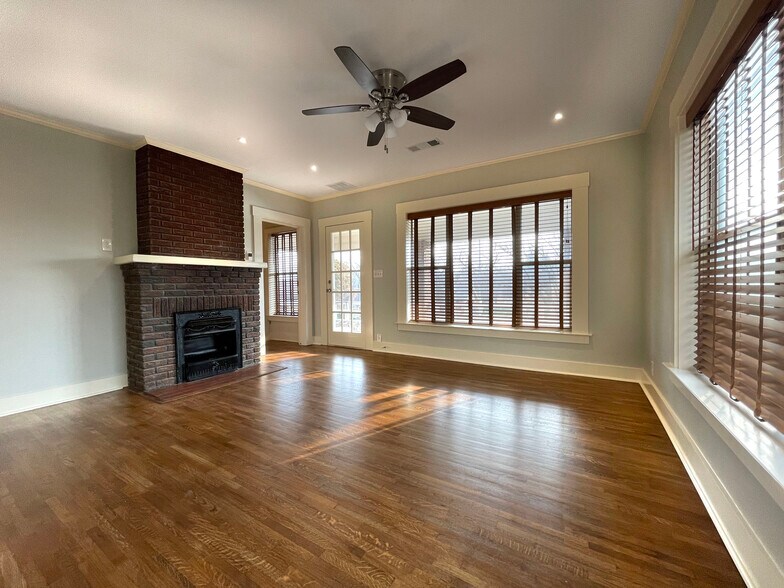 Building Photo - 2556 S University Dr