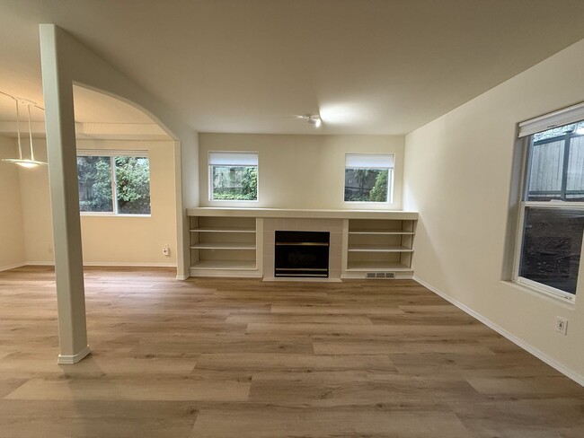 Building Photo - Warm & Cozy 2BD/1.5BTH Townhome for Rent i...