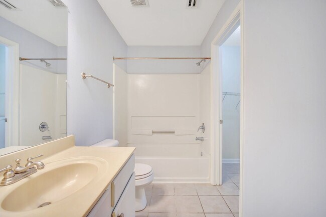 Building Photo - Stylish Condo On Hilton Head Island – Available Now!