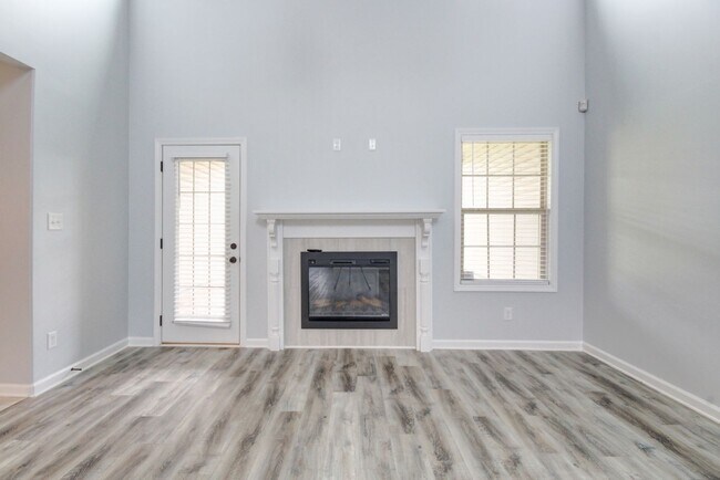 Building Photo - mega Huge wow. 4 bed 3 bath.