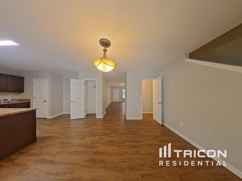 Building Photo - 5936 Sanders Farm Ln