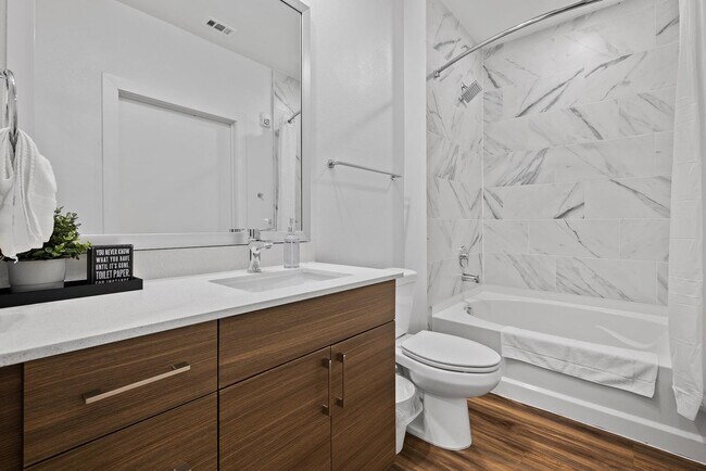 Building Photo - 2425 E Riverside Dr