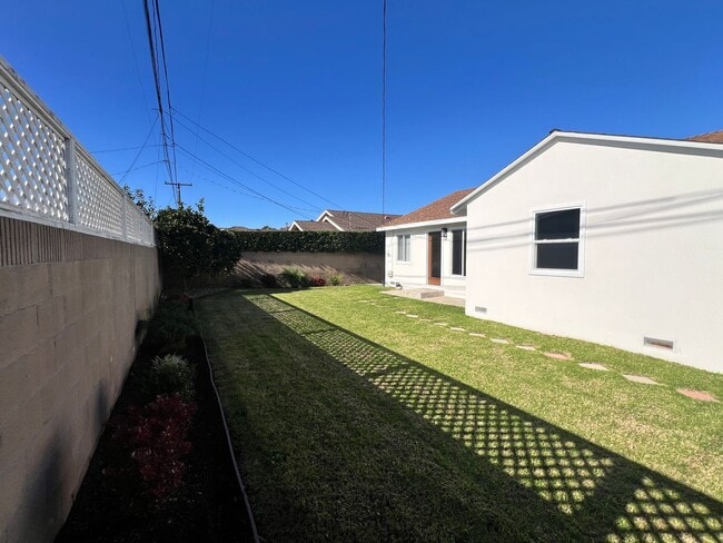 Building Photo - Beautifully Maintained 3 bedroom home