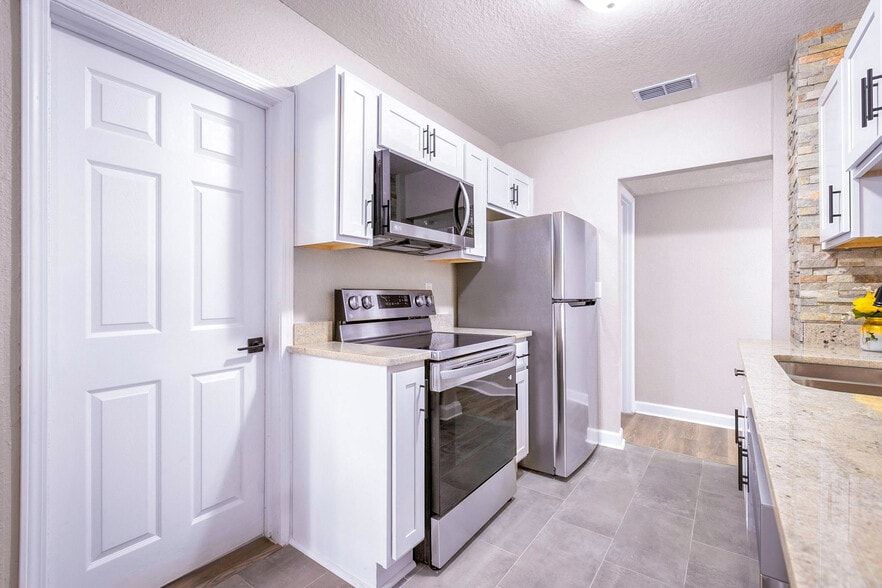 Building Photo - 7530 Bloxham Ave