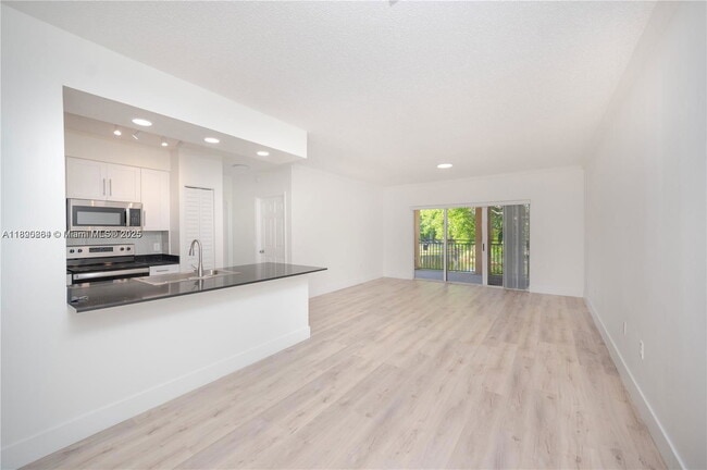 Building Photo - 2406 Centergate Dr