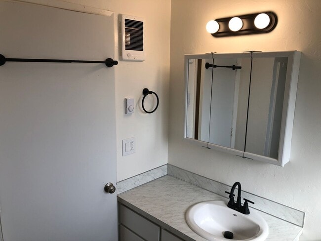 Building Photo - Updated 2 bedroom 1 1/2 bath duplex in Spr...