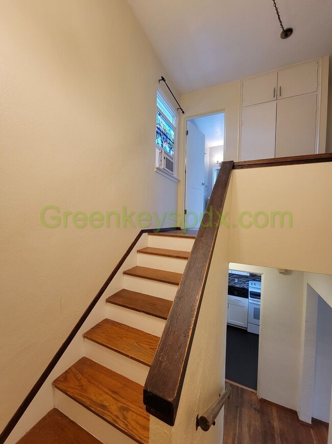 Building Photo - Large 2 Bedroom 1 Bath Unit off Broadway w...
