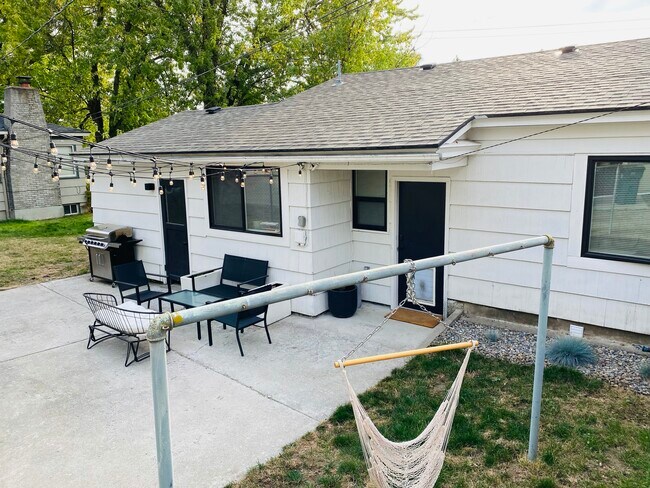 Building Photo - 517 W Milwaukee Dr