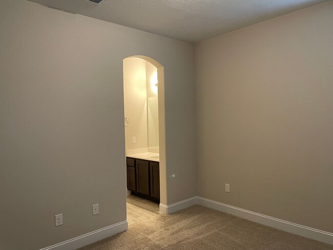 Building Photo - 4 Bedroom in Gruene Field / 1 Mile to Grue...