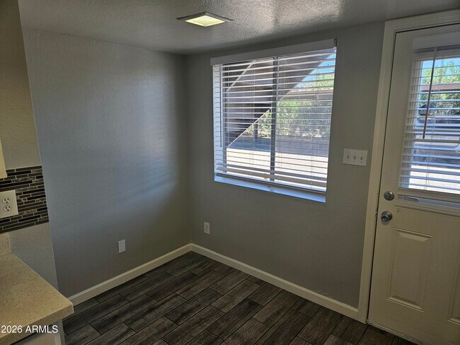 Building Photo - 3818 E Earll Dr