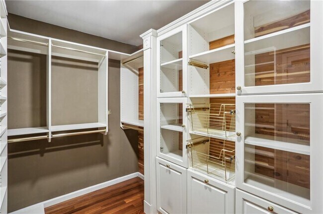 Building Photo - 2883 Wynfair Dr