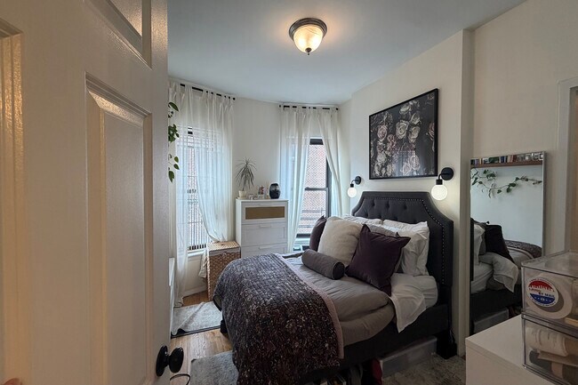 Building Photo - 160 E 91st St