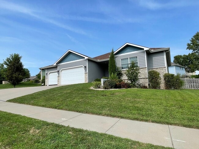 Building Photo - 825 Locharno Dr