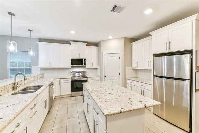 Building Photo - 15407 Cypress Gdns Dr